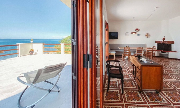 Caronia House | Lovely apartment in villa for 6 people with hot tub, WIFI, TV, patio and pets allowed