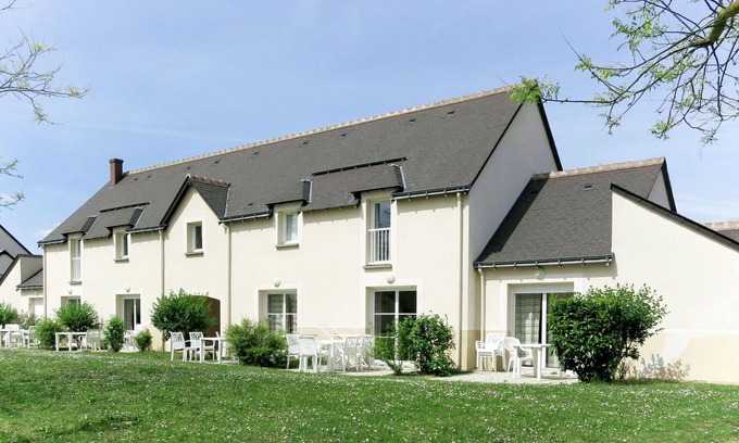 Azay-le-Rideau House | Lovely apartment in villa for 4 guests with pool, WIFI, TV, terrace and pets allowed