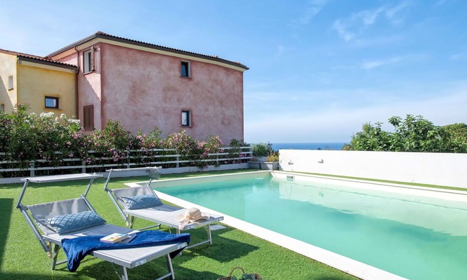 La Muddizza Apartment | Lovely apartment for 5 people with pool, WIFI, A/C, TV and patio