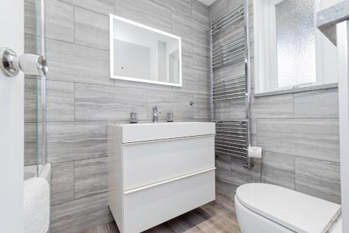 Calcot Apartment | Lovely flat with Wi-Fi and free parking