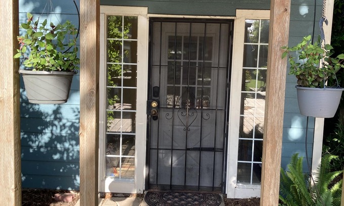 Central Oregon Apartment | Lovely two-bedroom garden suite near Willamette River bike path