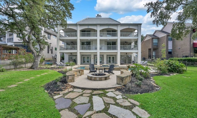 April Sound House | Lux Waterfront Home | 2 Primary Suites, Pool, Spa, Boat Dock & Views | 25 Miles to Ren Fest