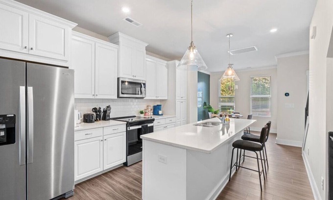 Charlotte House | Luxe King 3BR Townhouse in Uptown CLT