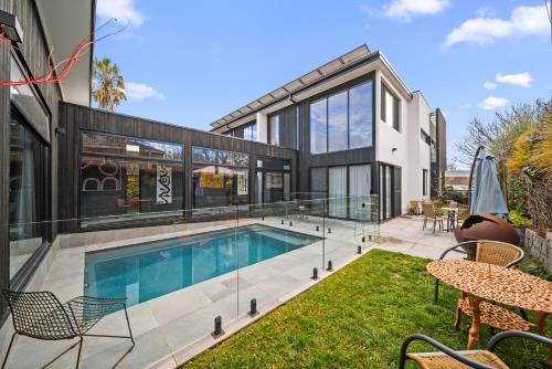 Ainslie House | Luxurious 2-Bed Pool, Lift, Alfresco Dining
