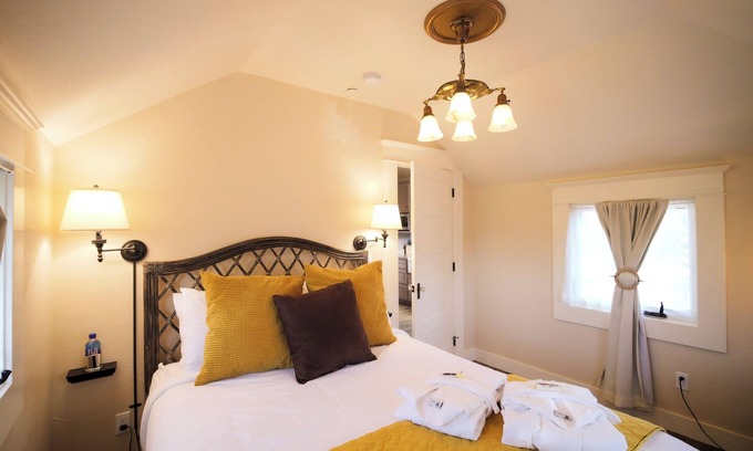 Siskiyou-Hargadine Historic District Apartment | Luxurious 2 BR Red McCall Suite in historic Ashland. Features mountain views, a private deck, shared hot tub access, and a full kitchen. Sleeps 6. Walk to OSF and downtown shops/restaurants!