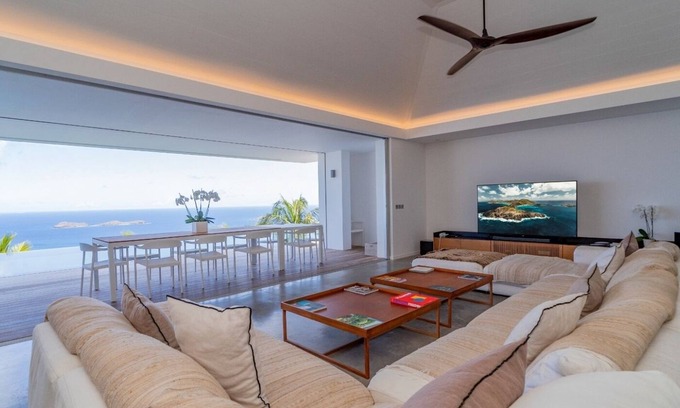 Camaruche Villa | Luxurious 5 BDRM Modern Villa w Pool