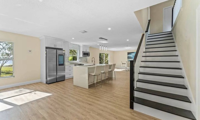 Florida Central Atlantic Coast House | Luxurious Lakefront Retreat near Universal Studios