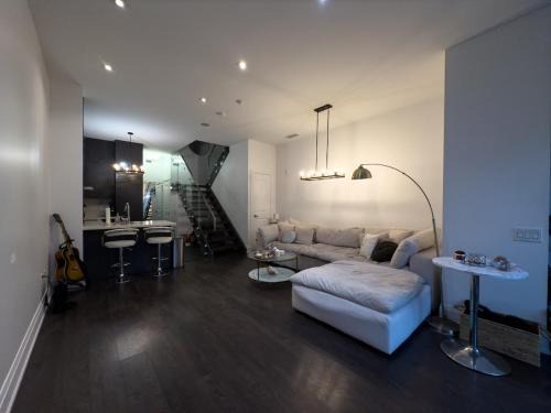 Wellington Place Apartment | Luxury 2-Story loft in downtown