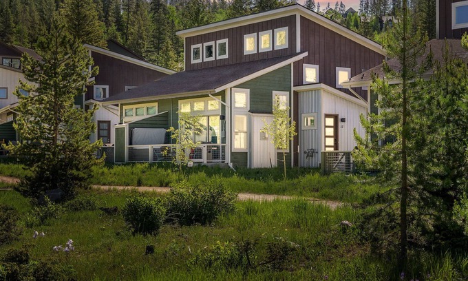 Rendezvous House | Luxury Mountain Cabin 17 I Private Hot Tub I Great Views I Best Price I Discounted Attractions