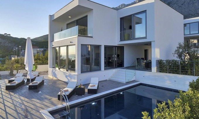 Veliko Brdo Villa | Luxury villa with heated pool in the most posh area of the city