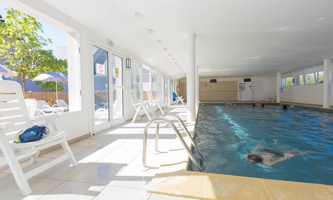 Le Tronchet Condo | Maisonnette Charmante + Terrasse | Piscine + Sauna