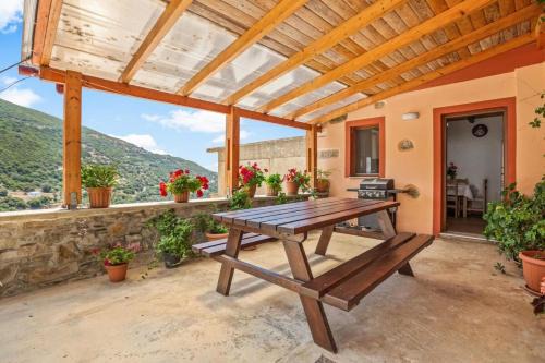 Livadia House | Maria's House with View in Kambos