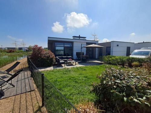 Olburgen House | Marina Strandbad Chalet Land in Sicht mit Zaun Haus Nr 81