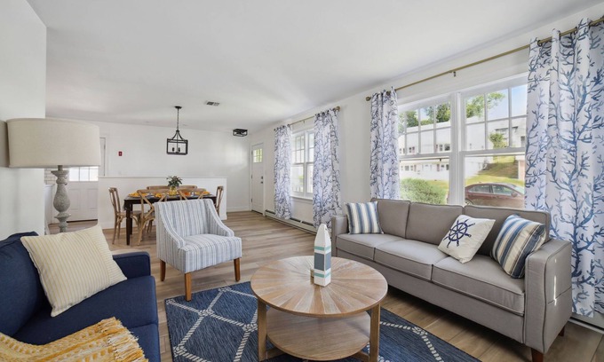 Bridgeport House | Marine Theme - 4 BR - Backyard - Fire pit