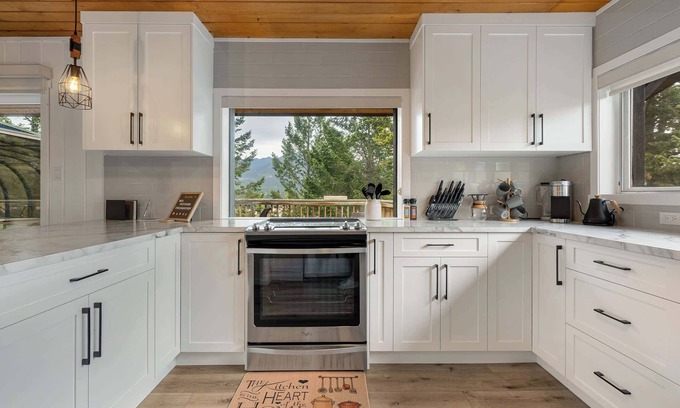 East Kootenay Cabin | Merlot Mountain | No Service Fees | Ping Pong