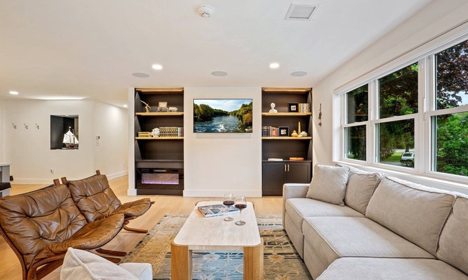 Southern Coast House | Minutes to Beaches, Fenced In Yard & Deck, Chefs Kitchen, Beautiful Modern Home