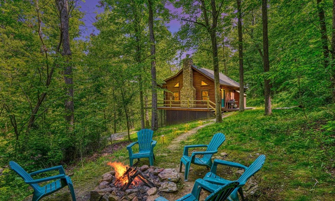Logan Cabin | Minutes to Caves - 2 KINGS. Hot Tub. Games. Firepit. Close to Everything