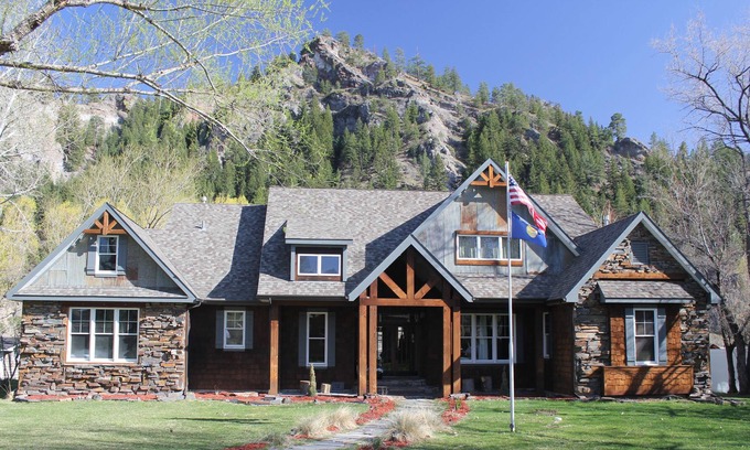 Cascade Cabin | Missouri River Lodging for medium and large groups!