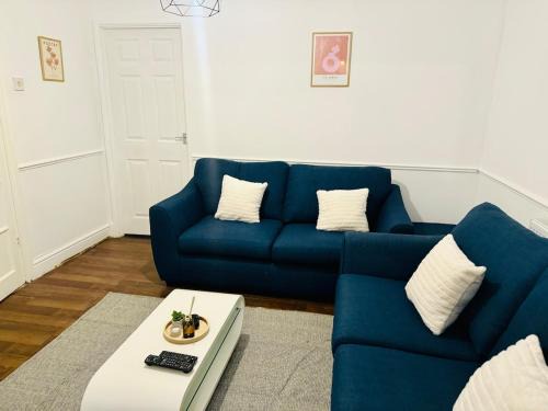 Newark upon Trent Apartment | Modern 4-Bedrooms House - Near City Centre - QMC - Arnold Market - Sleeps 8