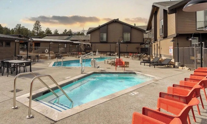 Mammoth Lakes Hotel | Modern Alpine Room Near Mammoth Mountain, Great for Families and Ski Trips