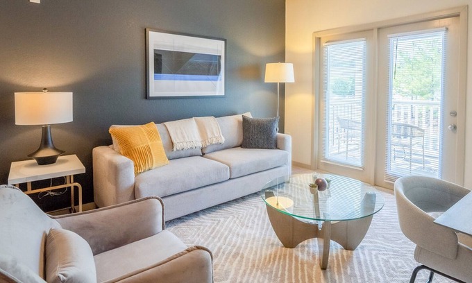 Shannon Apartment | Modern Apartment in Prime Location (ID2727X65)