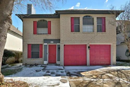 Pflugerville House | Modern Family Home, Close to Typhoon Texas and Tesla Gigafactory