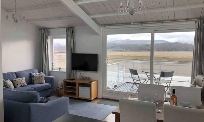 Borth-y-Gest House | Modern home with spectacular sea/estuary and mountain views