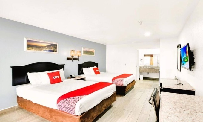 Oakville Hotel | Modern Unit Near Agave Jalisco – Pet Friendly, On‑site Parking & Pool