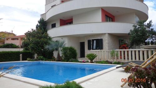 Liznjan Apartment | Modernes Ferienappartement mit drei Balkonen mit Meerblick, in der Nähe des Strandes und des Zentrums, mit einem gemeinschaftlichen Partyraum