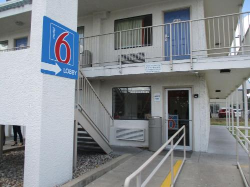 Georgian Acres Hotel | Motel 6-Austin, TX - North Central