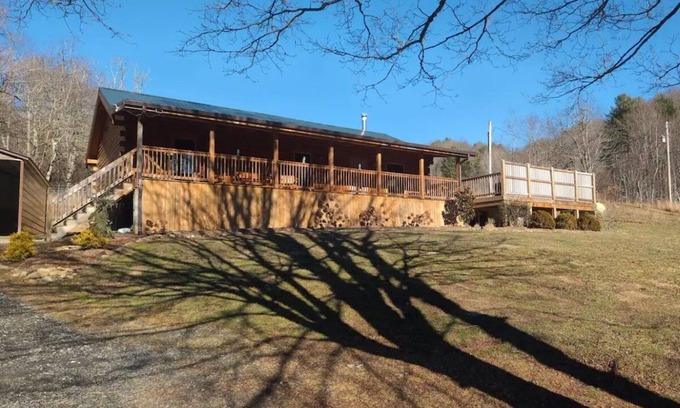 Mountain City Cabin | Mountain Log Home w/Open Floor Plan & Mountain Views