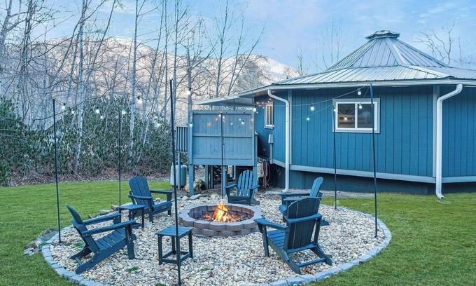 Maggie Valley Cottage | Mountain View! Beautifully Updated, Fire Pit, Hot Tub, Arcade, Foosball, DogsOK!