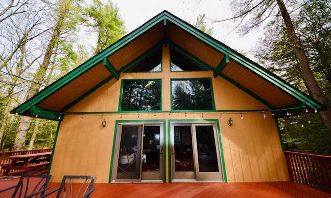 Pocono Pines Cottage | ⛰️⛵️⛱️Mt. Maplewood Lodge❤️1BR Couples★Romantic★Hot⛷Tub★Game Rm★Dogs+