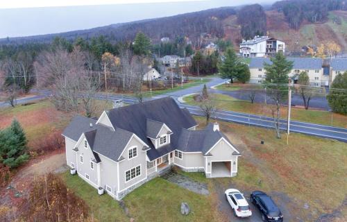 West Dover House | Mt Snow Convenience! Steps from the lifts! Hot Tub