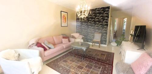 Kotka Apartment | Nätti, avara huoneisto, kaksi weeceetä, kaksi sisäänkäyntiä