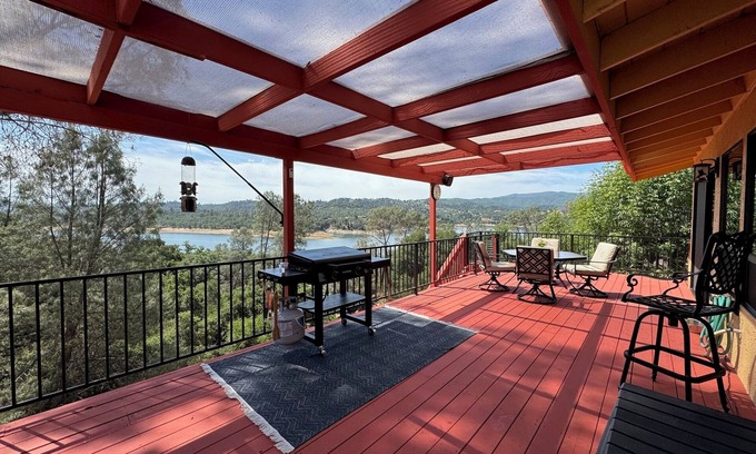 Paso Robles House | Naci Lakeview Retreat with Game Room!