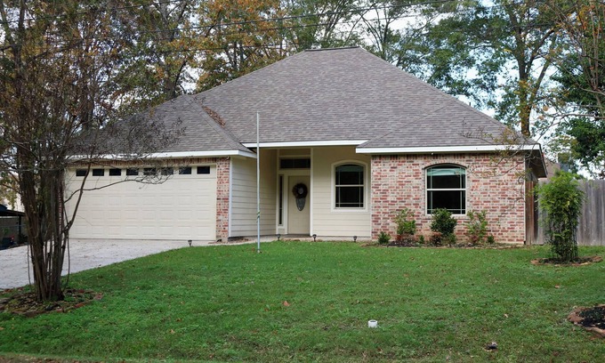 Montgomery House | Nestled near the tranquil shores of Lake Conroe