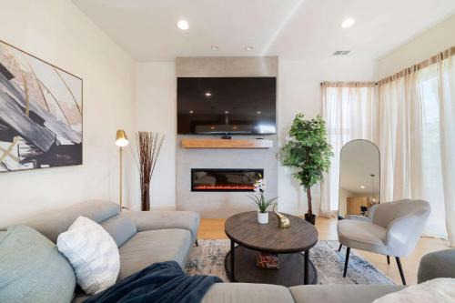 Near West Side Apartment | New 3Bed 3Bath Condo with Parking by United Center