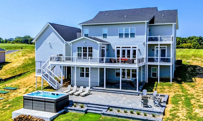 Mineral House | NEW 8BR Lakefront Lake Anna, Dock, & Swim Spa