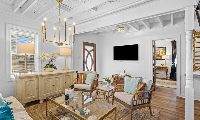 Morehead City House | NEW! Boho Cottage family/pet Friendly walking distance to Downtown Beaufort