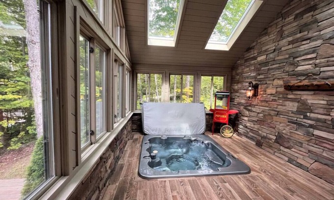 West Dover Ski Chalet | New! Custom Chalet minutes from Mt Snow w/Hottub