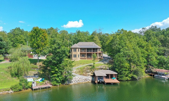 Pittsburg House | New lake front getaway on Woods Creek Lake with entertainment opportunities for everyone! Perfect for holidays, weekend getaways, family weekends, or just a good ole fashioned lake weekend.
