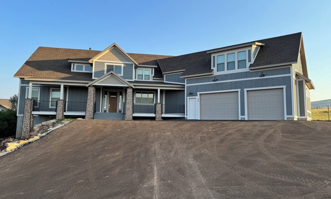 Sweetwater House | New listing! Hanson House- 9 bed 7.5 bath Sleeps 35. 1/2 Acre Grass Yard