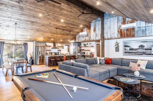 Townsend House | New Rustic Luxe Cabin Billiards Spa Near GSMNP