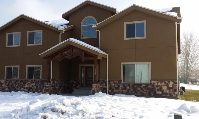 West Bountiful Apartment | Newer 2000 plus sq ft Apartment Bring your Pets and Toys