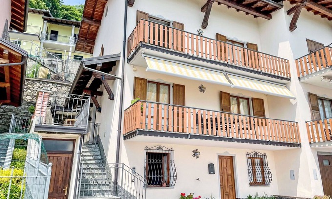 Trezzone Apartment | Nice apartment for 6 guests with WIFI, A/C, TV, terrace, pets allowed and panoramic view