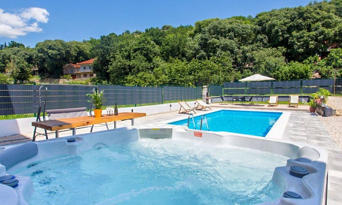 Donji Prolozac Apartment | Nice apartment for 8 people with hot tub, A/C, private pool, WIFI, TV, terrace and panoramic view