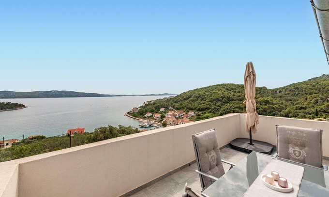 Mali Iz Apartment | Nice apartment in Veli Iz
