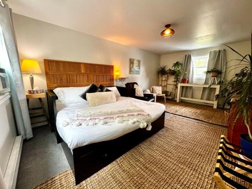 Carleton Place Apartment | NookSide Nest 1 bedroom Upstairs suite King, Queen, Kitchenette, Parking