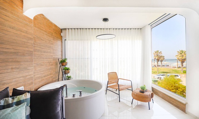Haifa Apartment | Oceanfront Beach House W Jacuzzi ג׳קוזי על הים